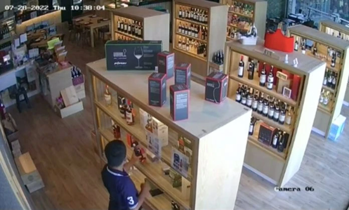 2瓶威士忌塞衣服 警急尋偷酒男