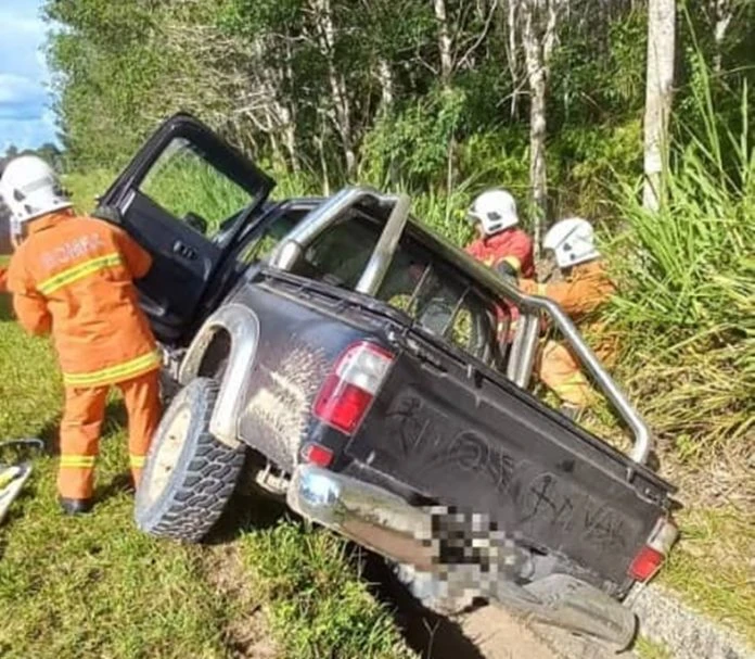 皮卡失控撞落溝 老婦喪命 2人傷