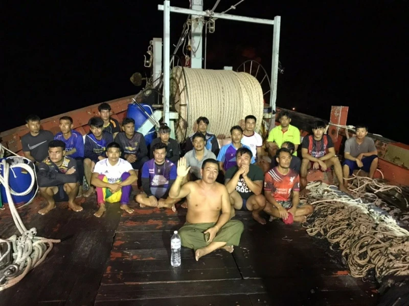 大火吞噬漁船　20船員成功獲救