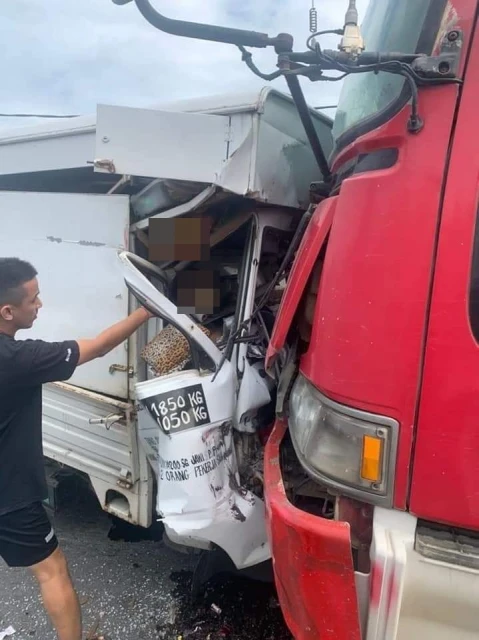 2羅里迎面撞　小羅里司機當場夾斃