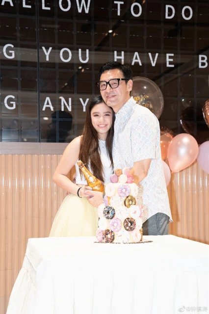 鍾鎮濤夫婦為愛女辦派對慶生　18歲鍾懿超高顏值曝光