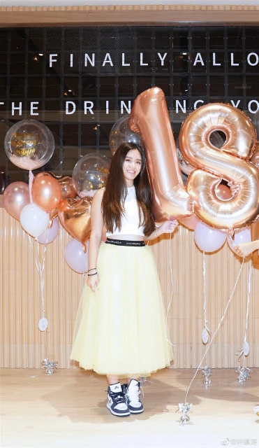 鍾鎮濤夫婦為愛女辦派對慶生　18歲鍾懿超高顏值曝光