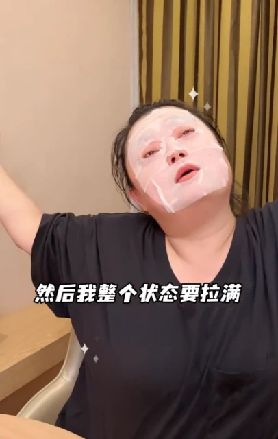陳嘉佳敷面膜出鏡　網毒舌狠酸：面膜不夠大