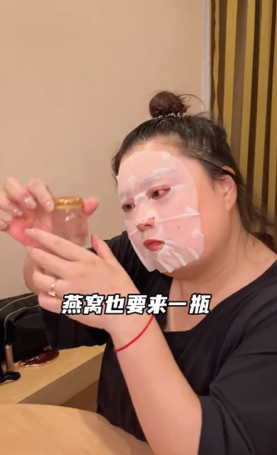 陳嘉佳敷面膜出鏡　網毒舌狠酸：面膜不夠大