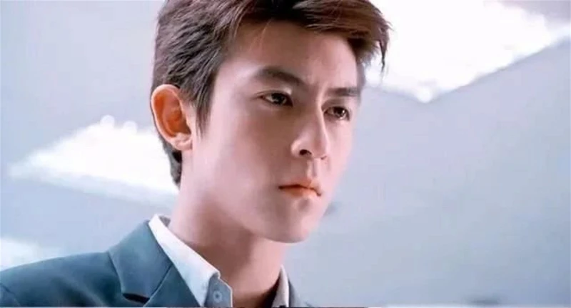 一家三口照片被指「詭異」　陳冠希留言反擊