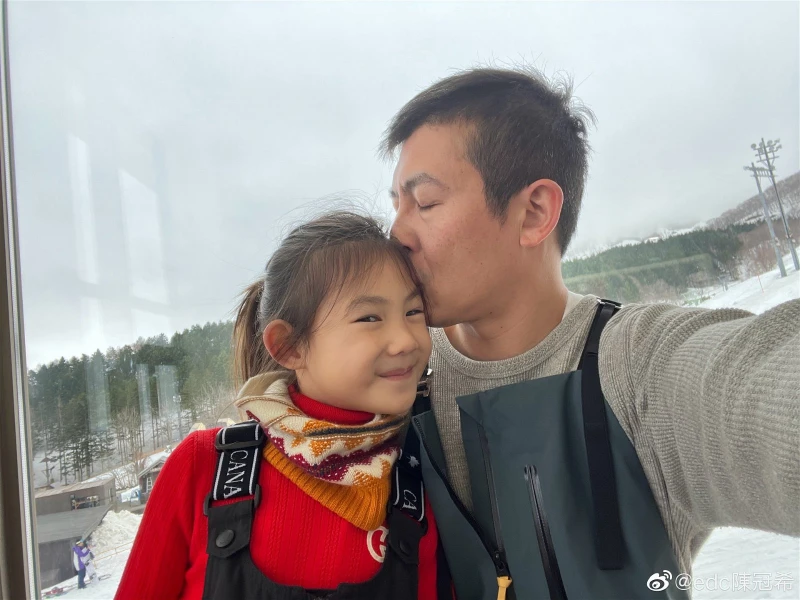 一家三口照片被指「詭異」　陳冠希留言反擊