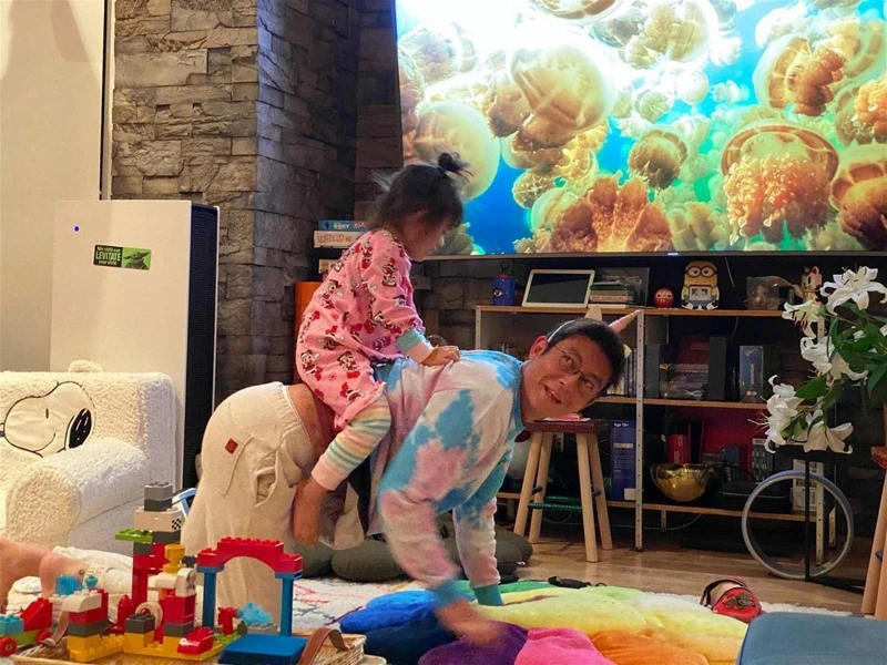 一家三口照片被指「詭異」　陳冠希留言反擊