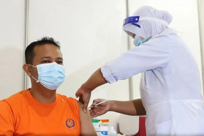 【東方民調】逾半國人願意接種第二劑加強針　抗拒接種主因：擔心副作用