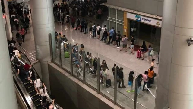 兀蘭關卡國慶長周末大排長龍 越堤或要兩小時