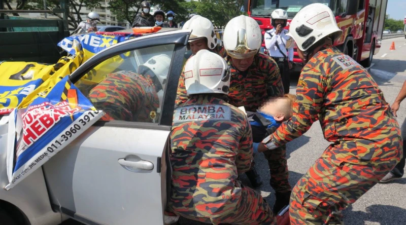 轎車直撞停大道中央小型羅里　華裔司機雙腳被夾無法動彈