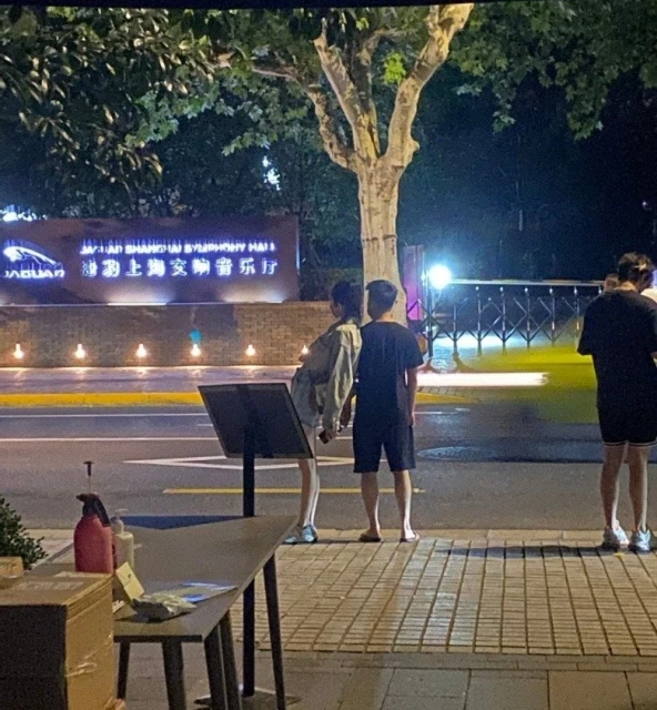 何猷君與奚夢瑤街頭放閃　夫妻身高差再掀熱議