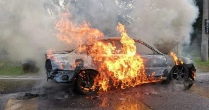 轎車行駛途中突冒煙　女司機逃出車外保命