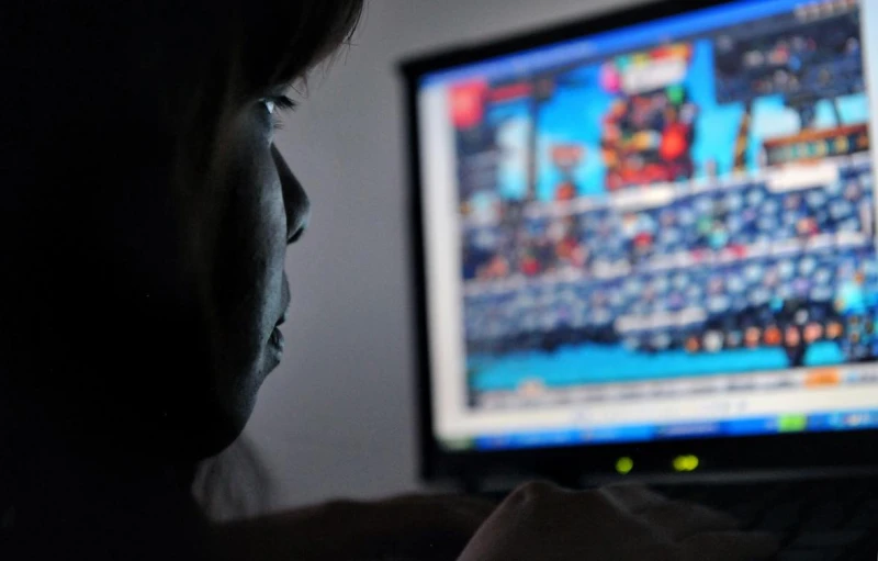 越來越多孩童與青少年「燒腦」玩遊戲成癮　引髮長期睡眠問題