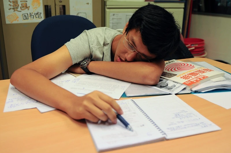 越來越多孩童與青少年「燒腦」玩遊戲成癮　引髮長期睡眠問題