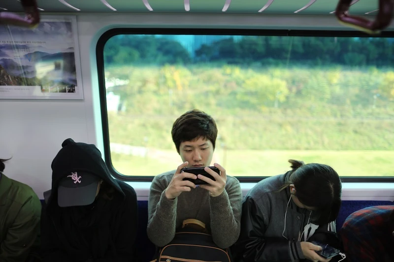 越來越多孩童與青少年「燒腦」玩遊戲成癮　引髮長期睡眠問題