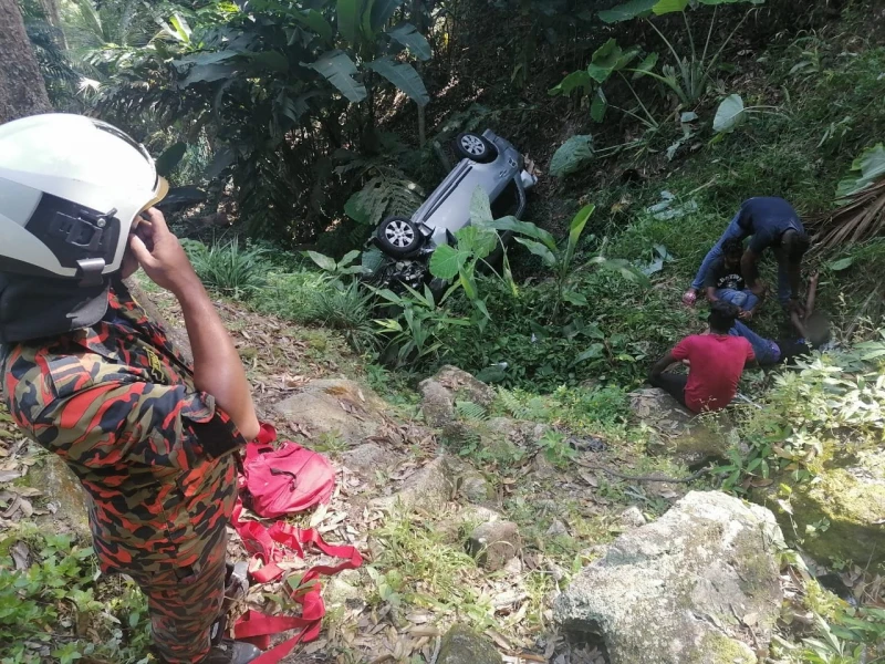 轎車墜100尺深峽谷　5男受傷送院治療