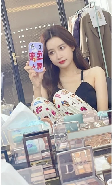 無預警宣布與董子健離婚　孫怡被翻出曾用「遠離男人」手機殼