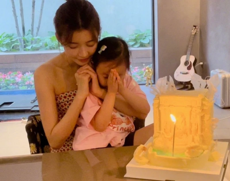 無預警宣布與董子健離婚　孫怡被翻出曾用「遠離男人」手機殼