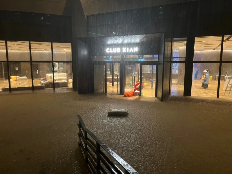 韓國首都圈今降「颱風等級」豪雨　「馬路變河道」公車遭滅頂