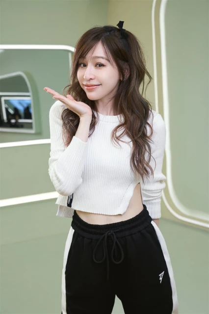 蔡依林一夜脫粉30萬　王心凌楊丞琳夾攻搶后座！