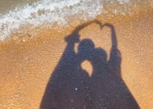 陳自瑤曬沙灘美景　一張倒影照惹網民爭議