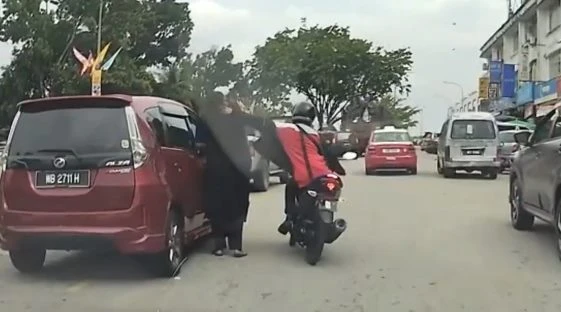 光天化日圖搶路人金鍊失手　掠奪匪幹案過程全被拍下