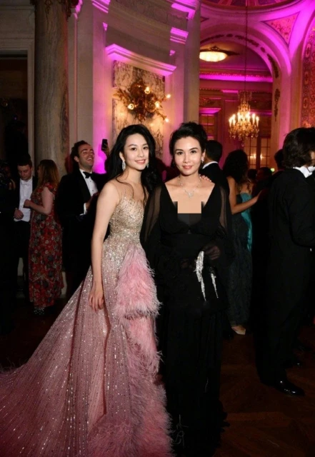 沈月扮「性感九尾狐」美照被翻出　好身材獲贊不輸邱淑貞