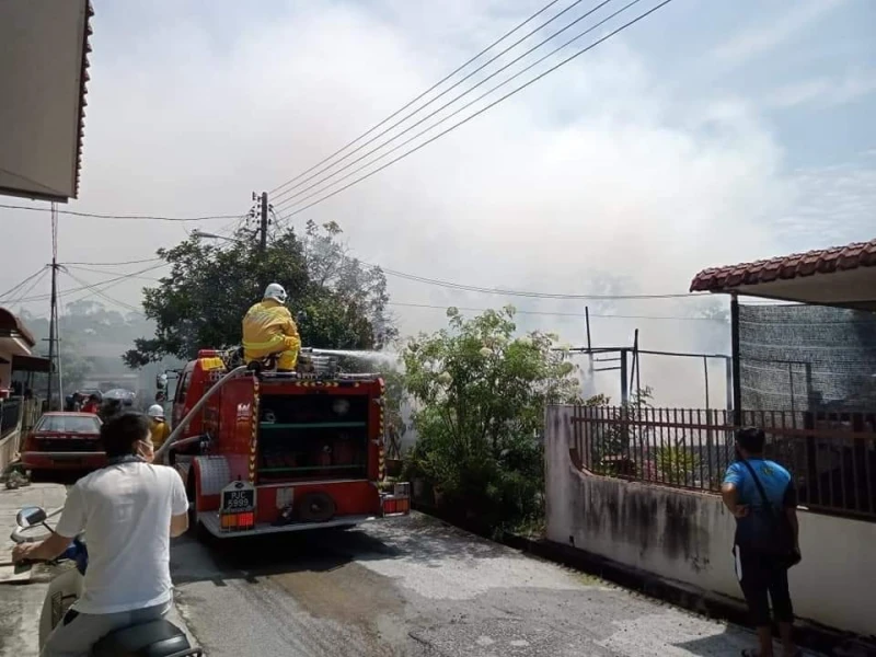 2木屋失火8旬老翁及時逃生　一家養狗不幸葬身災場