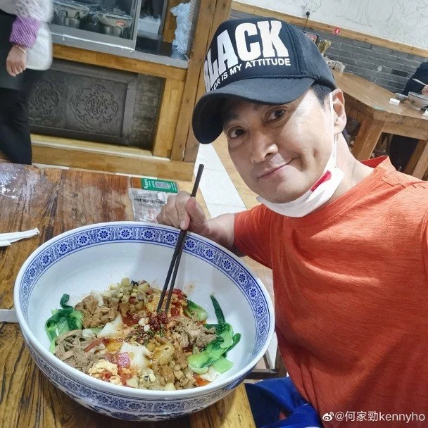 62歲何家勁街邊擺攤撞臉謝霆鋒　在中國投資傳身家破億