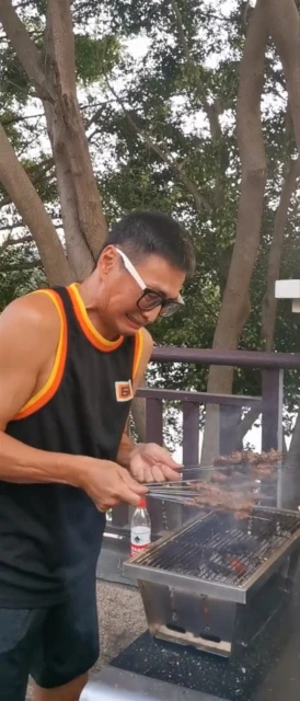 62歲何家勁街邊擺攤撞臉謝霆鋒　在中國投資傳身家破億