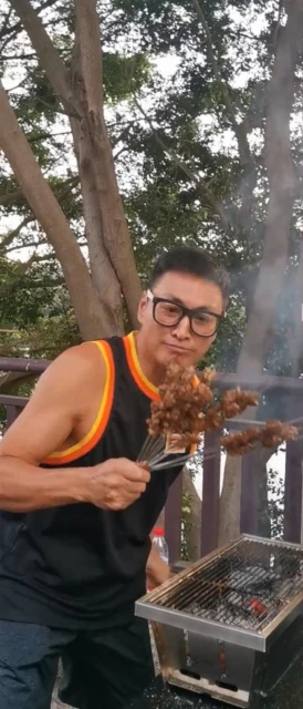 62歲何家勁街邊擺攤撞臉謝霆鋒　在中國投資傳身家破億