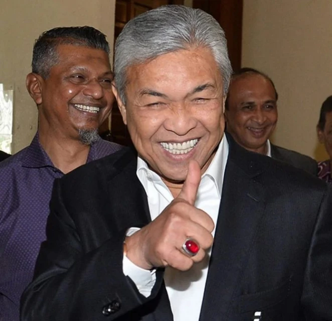 證人：UKSB每月向扎希交付現金總計1356萬新元