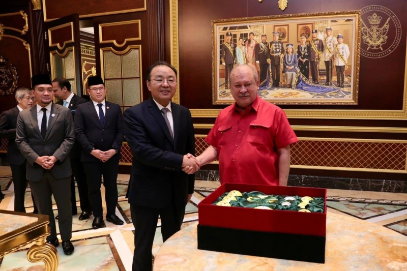 中國駐馬大使南下柔佛　首站覲見柔蘇丹