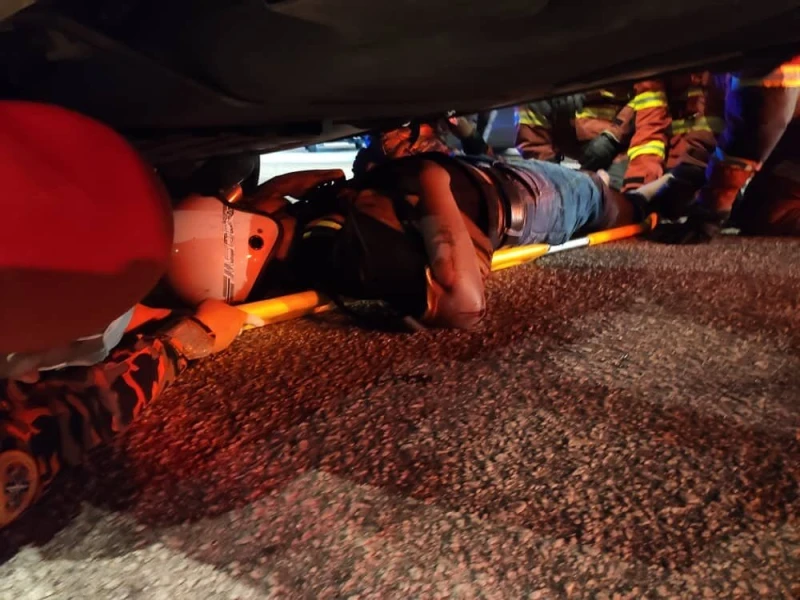 摩哆轎車疑發生碰撞　巫裔騎士被捲入車底當場不治