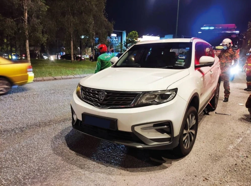 摩哆轎車疑發生碰撞　巫裔騎士被捲入車底當場不治