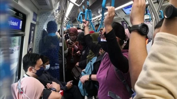 捷運每日客流量預測回答混亂　鄭立慷促魏家祥解釋其中矛盾