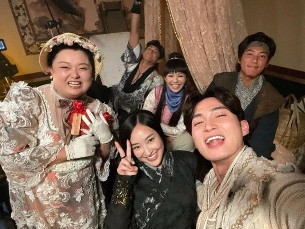 巧合預演MIRROR墜屏事故　《痞子殿下》被指蹭熱度後揭真相