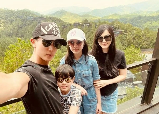 吳尊帶家人出遊曬冰塊盒腹肌　12歲愛女秀逆天長腿
