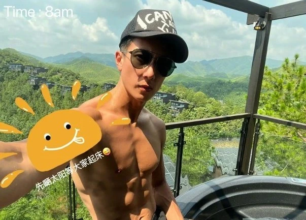 吳尊帶家人出遊曬冰塊盒腹肌　12歲愛女秀逆天長腿