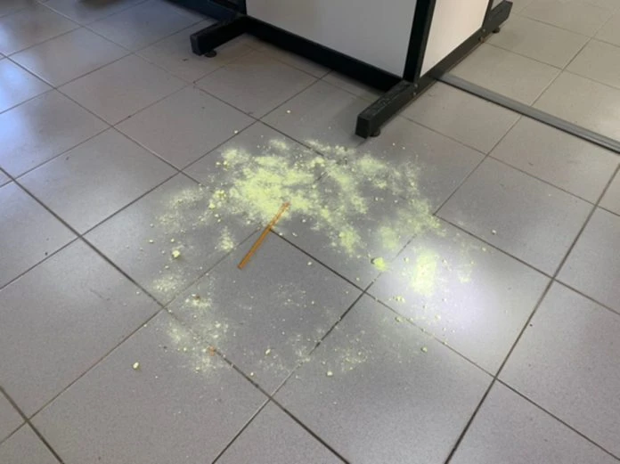 消拯員清洗實驗室水銀