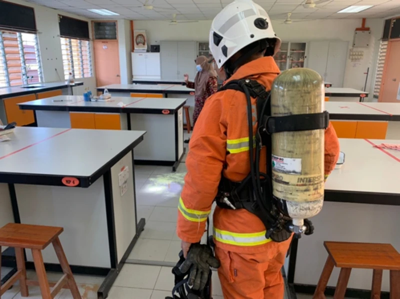 消拯員清洗實驗室水銀