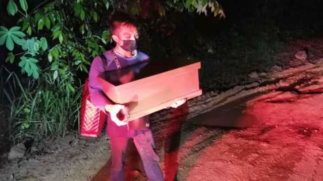 道路崎嶇靈車難行 馬國喪女父半夜抱棺走一小時