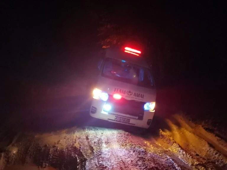 靈車因路太爛走不了 父親抱喪女棺木步行1小時回家