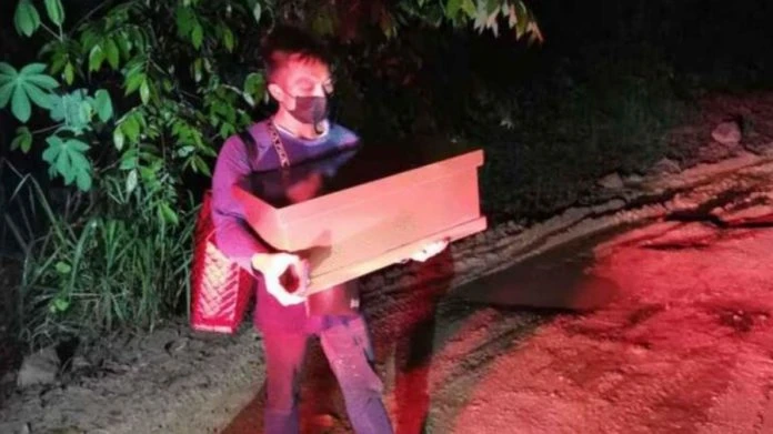 沙巴男徒步一小時　抱著女兒遺體回家