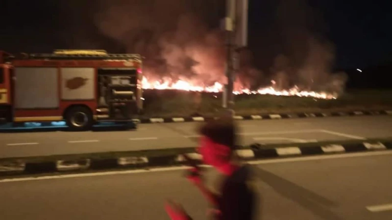 疑路邊祭拜沒善後　巴生武吉丁宜鎮草地大火