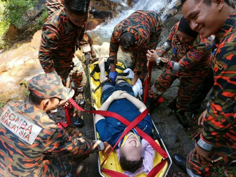 瀑布區洗澡不慎滑倒　英男摔斷腿