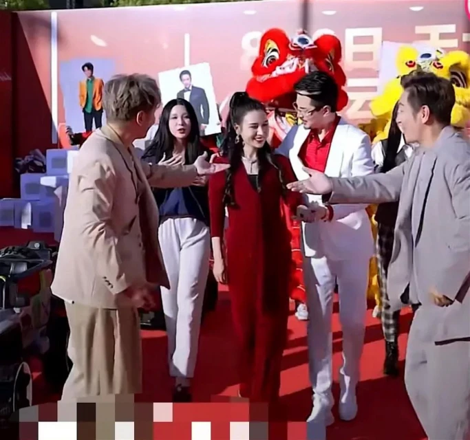 孫耀威陳浩民為中國網紅伴舞彎腰　網民：錢的偉大