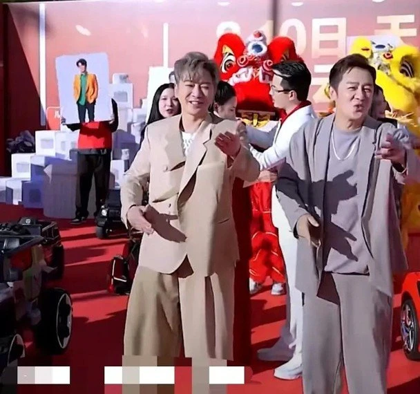 孫耀威陳浩民為中國網紅伴舞彎腰　網民：錢的偉大