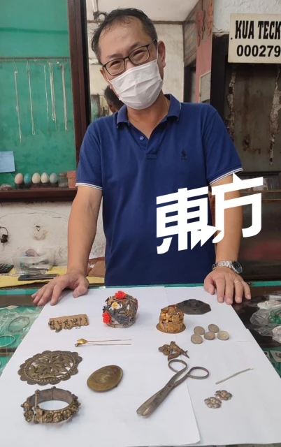 老店結業前辦促銷　顧客選購傳統銀飾收藏