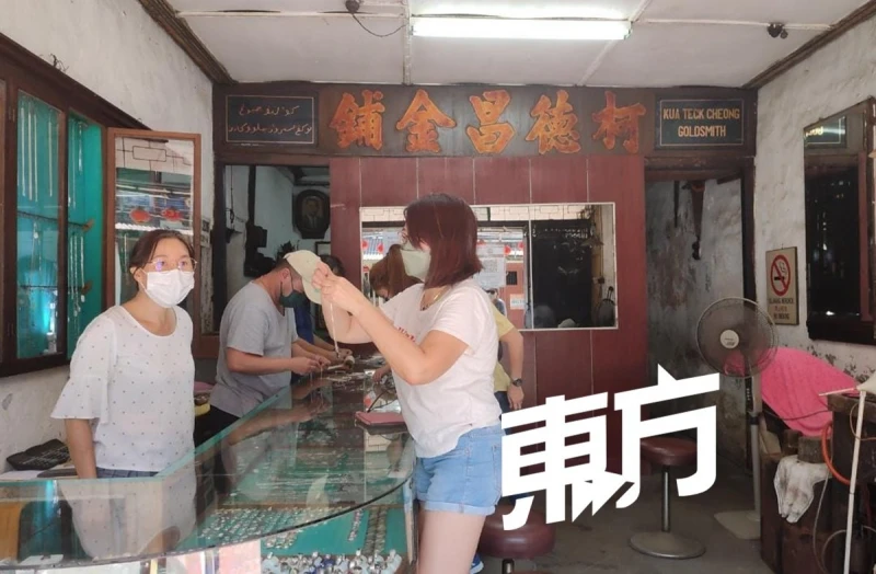 老店結業前辦促銷　顧客選購傳統銀飾收藏